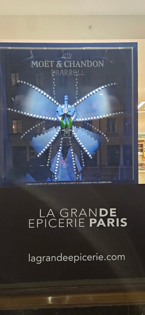 Vitrine éclairée à La Grande Épicerie de Paris.