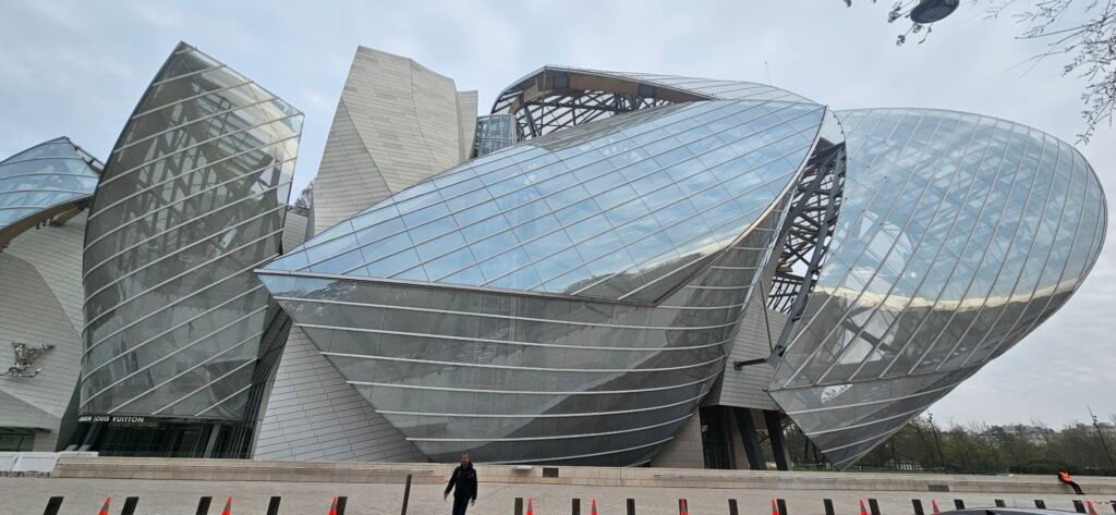 Vue extérieure de la Fondation Louis Vuitton, lieu d’une intervention Omnidot sur un éclairage Casambi