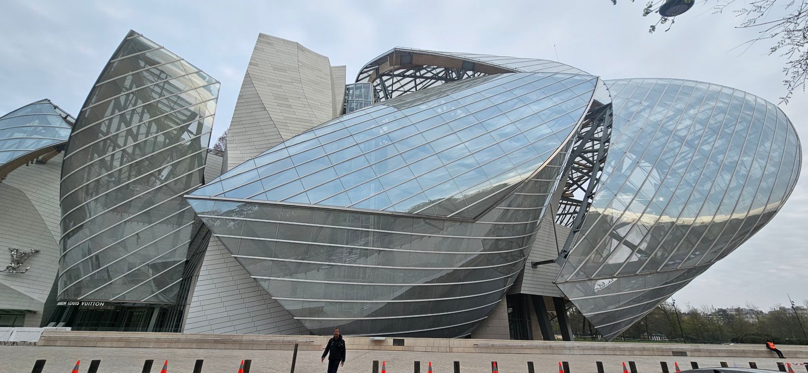 Vue extérieure de la Fondation Louis Vuitton, lieu d’une intervention Omnidot sur un éclairage Casambi