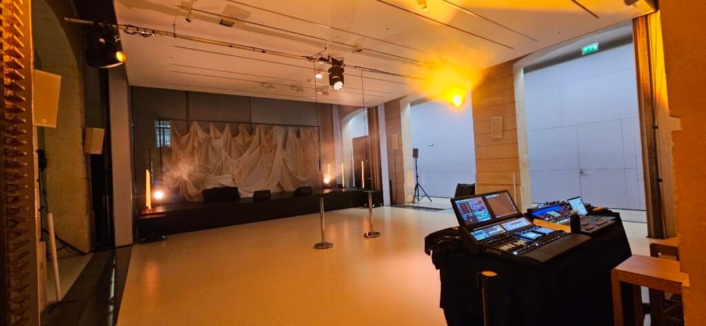 Salle avec plateau et régie à Lafayette Anticipations