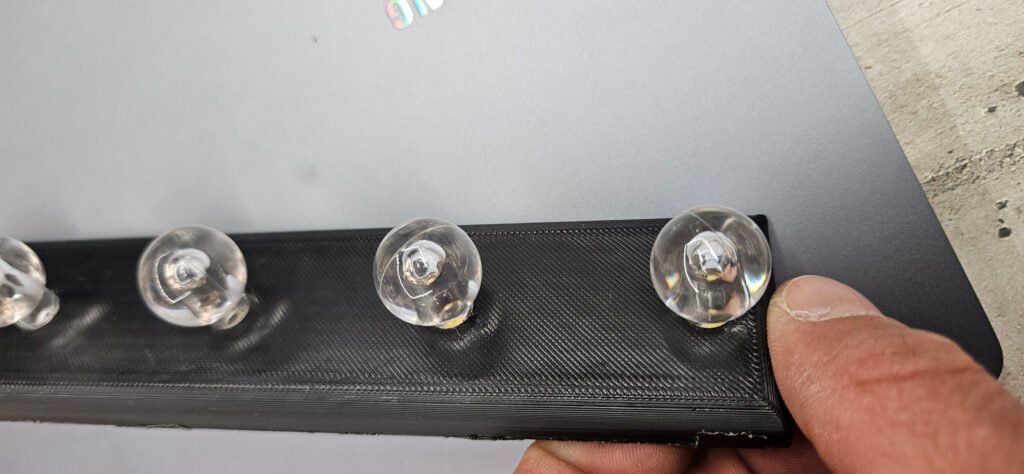 Détail d’un prototype de module lumineux à trois optiques.